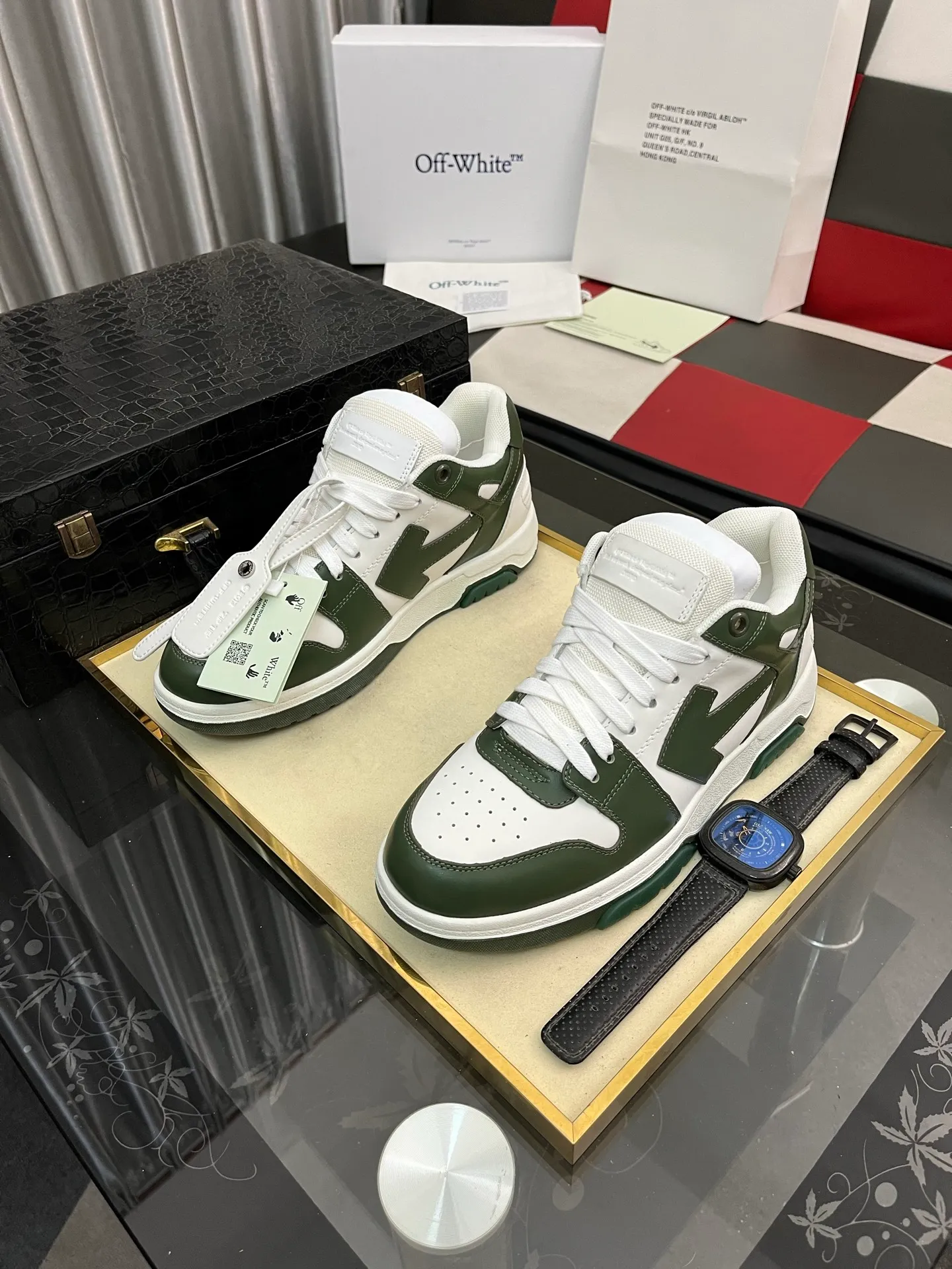 Men's shoes 💰600⌚️⌚️ OFF-White C/O VirGil Abloh fashionable and versatile casual shoes. Exclusive first release of the new model. Made of environmentally friendly cowhide leather and mesh fabric upper material. The insole is embedded with foam cushioning EVA material. The correct midsole is equipped with EVA lightweight cushioning. External tooth nail rubber outsole. The correct accessories can be customized simultaneously. Women's model: 35-40 Men's model: 39-45